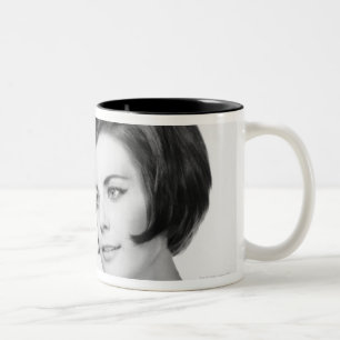 Caneca De Café Em Dois Tons Mulher Newpaper de leitura
