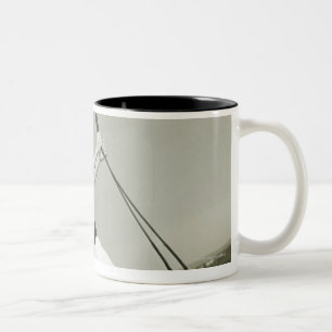 Caneca De Café Em Dois Tons Mulher que guardara o equipamento no iate