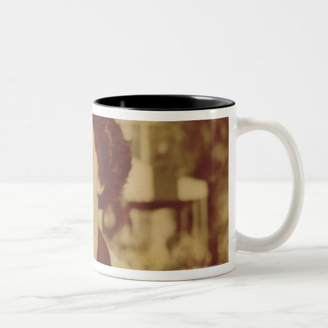 Caneca De Café Em Dois Tons Mulher que senta-se fora (Direita)