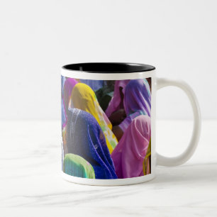 Caneca De Café Em Dois Tons Mulheres em saris coloridos se reúnem
