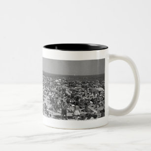Caneca De Café Em Dois Tons Multidão de pessoas na opinião elevado da praia