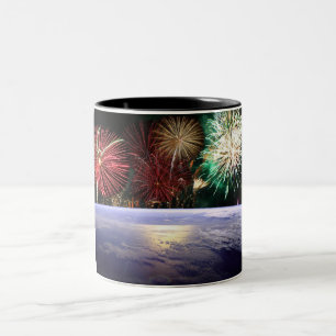Caneca De Café Em Dois Tons Mundo e fogos de artifício