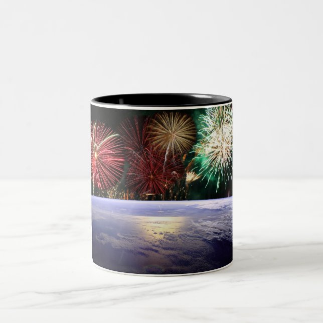 Caneca De Café Em Dois Tons Mundo e fogos de artifício (Centro)