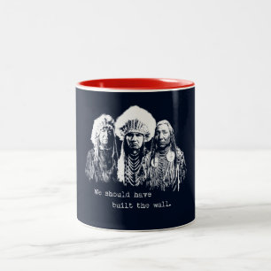 Caneca De Café Em Dois Tons Muro Construído por Imigrantes Nativos Americanos