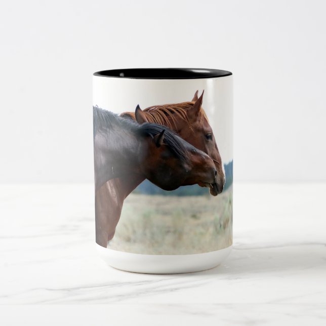 Caneca De Café Em Dois Tons Mustang Stallion e Mare Smitten Mug (Centro)