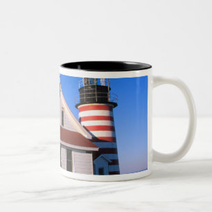 Caneca De Café Em Dois Tons NA, EUA, Maine. Farol de West Quoddy perto