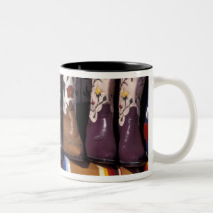 Caneca De Café Em Dois Tons NA, EUA, Novo México, Santa Fé. Botas de cowboy