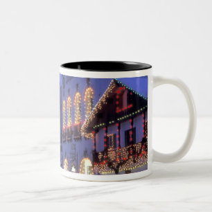 Caneca De Café Em Dois Tons NA, EUA, Washington, Leavenworth. Rua Principal