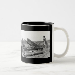 Caneca De Café Em Dois Tons Na fazenda in 1940