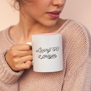 Caneca De Café Em Dois Tons Na moda Moderno Vivendo em uma citação da Tipograf