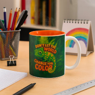 Caneca De Café Em Dois Tons Não deixe o mundo mudar sua cor - Camaleão