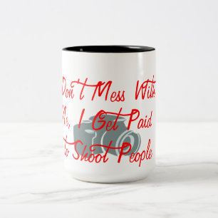 Caneca De Café Em Dois Tons não mexa comigo sou pago para atirar em pessoas en