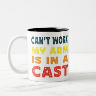 Caneca De Café Em Dois Tons Não posso trabalhar meu braço está em um peixe-pes