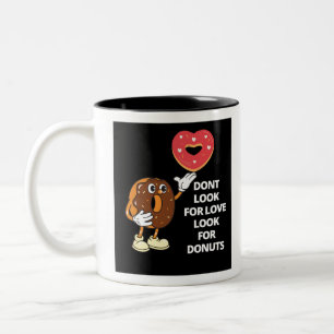 Caneca De Café Em Dois Tons Não procure por amor procurar rosquinhas