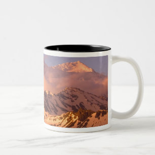 Caneca De Café Em Dois Tons Nascer do sol sobre as cadeias montanhosas no sul