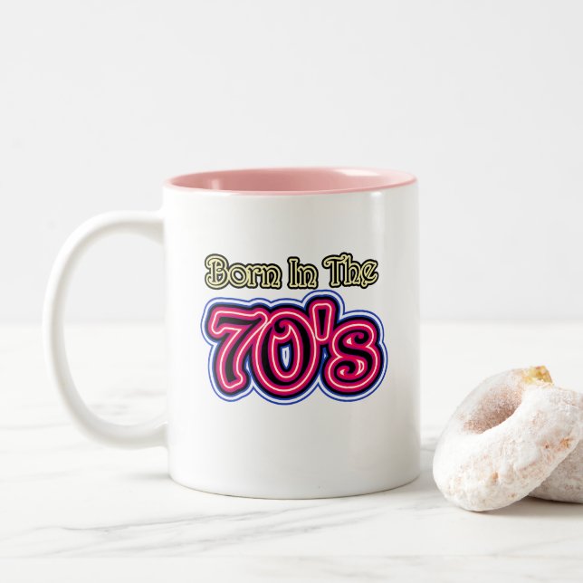 Caneca De Café Em Dois Tons Nascer Nos Anos 70 (Com Donut)