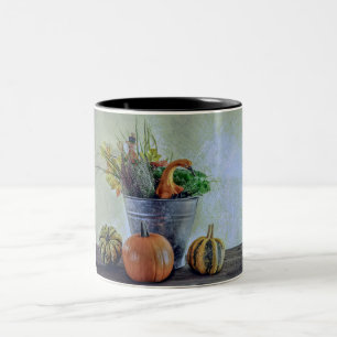 Caneca De Café Em Dois Tons Natureza-morta de outono com abóboras, flores