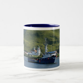 Caneca De Café Em Dois Tons Navegador nórdico, barco do caranguejo no porto