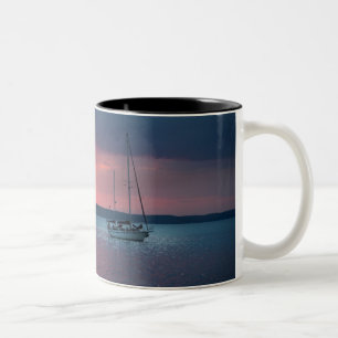 Caneca De Café Em Dois Tons Navegando no por do sol Cienfuego, Cuba