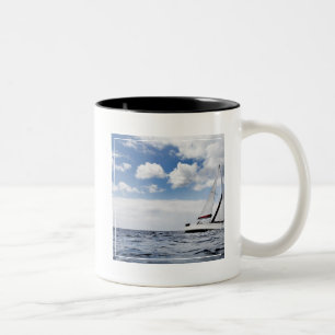 Caneca De Café Em Dois Tons Navigação do iate no mar aberto