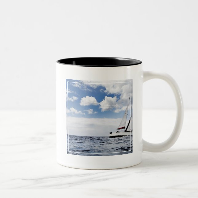 Caneca De Café Em Dois Tons Navigação do iate no mar aberto (Direita)