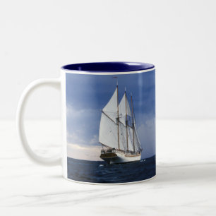 Caneca De Café Em Dois Tons Navio de navigação no mar Báltico