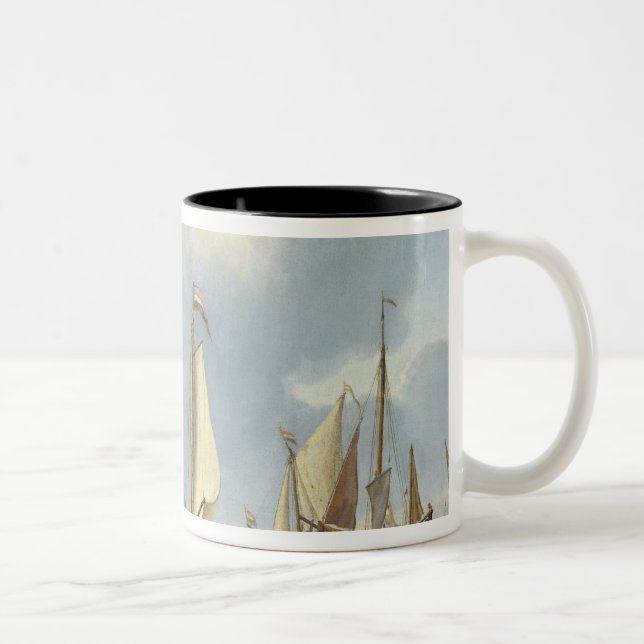 Caneca De Café Em Dois Tons Navios na água calma com figuras pela costa (Direita)
