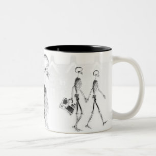 Caneca De Café Em Dois Tons Negativo BW do Stroll da tarde dos esqueletos do