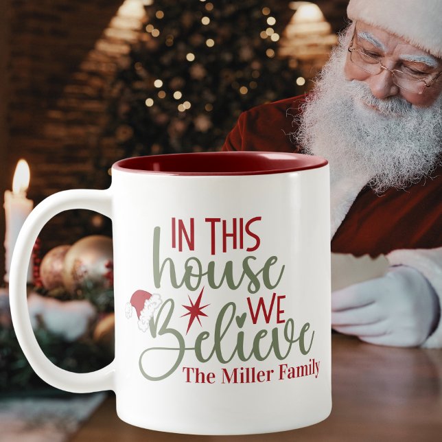 Caneca De Café Em Dois Tons Nesta Assembleia, Acreditamos No Natal Personaliza (In This House We Believe Custom Christmas Two-Tone Coffee Mug - Add your name or special text.)