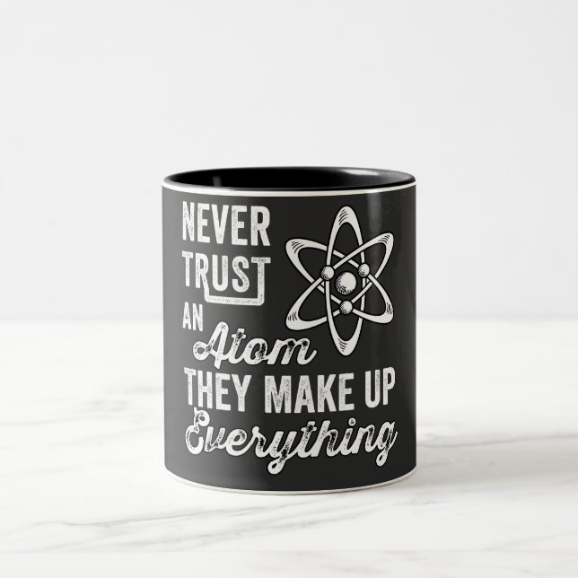 Caneca De Café Em Dois Tons Never Trust An Atom, They Make Up Everything (Centro)