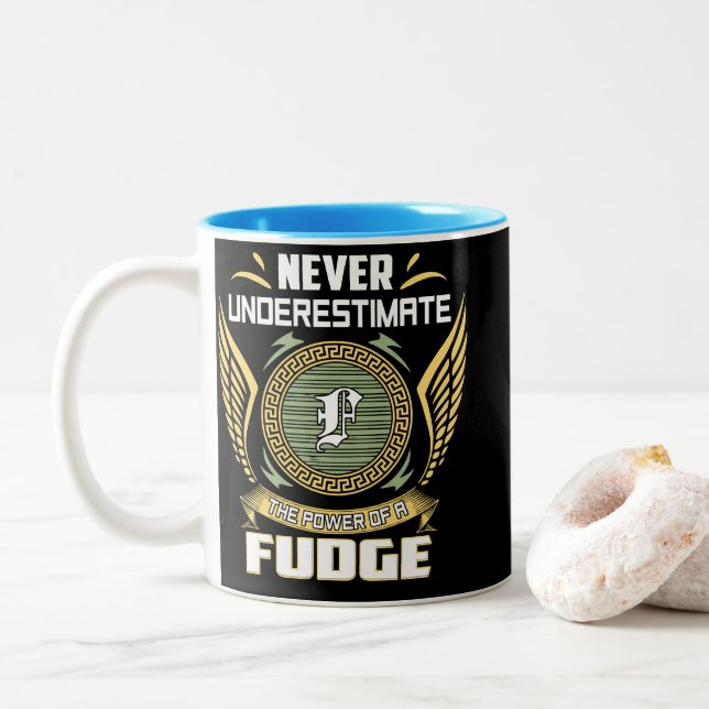 Caneca De Café Em Dois Tons Never Underestimate The Power Of A Fudge (Com Donut)