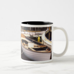 Caneca De Café Em Dois Tons Névoa cerca quatro barcos atracados.