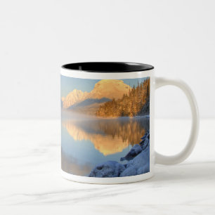Caneca De Café Em Dois Tons Névoa sobe do Lago McDonald em uma tarde muito fri