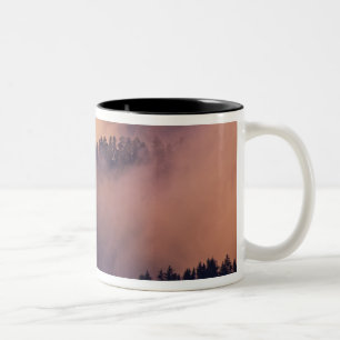 Caneca De Café Em Dois Tons Nevoeiro de inverno no vale ao pôr do sol a partir