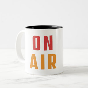 CANECA DE CAFÉ EM DOIS TONS NO AR