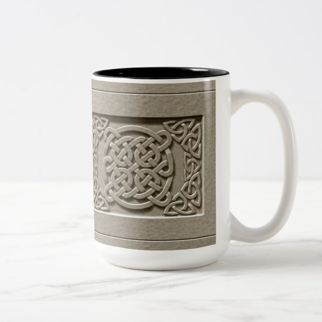 Caneca De Café Em Dois Tons Nó Céltico De Textura De Pedra Gravado (Direita)