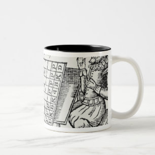 Caneca De Café Em Dois Tons No conselho de xadrez