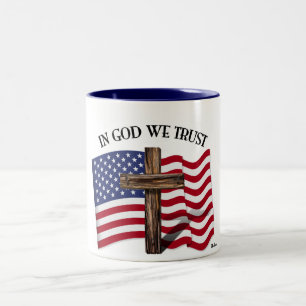 Caneca De Café Em Dois Tons No deus nós confiamos com cruz áspera e bandeira