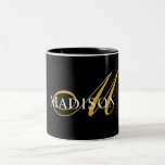 Caneca De Café Em Dois Tons Nome do Script Branco Preto Dourado do Monograma M<br><div class="desc">Um ouro elegante e monograma branco numa caneca preta rica para uma caneca na moda com o seu nome e inicial.</div>