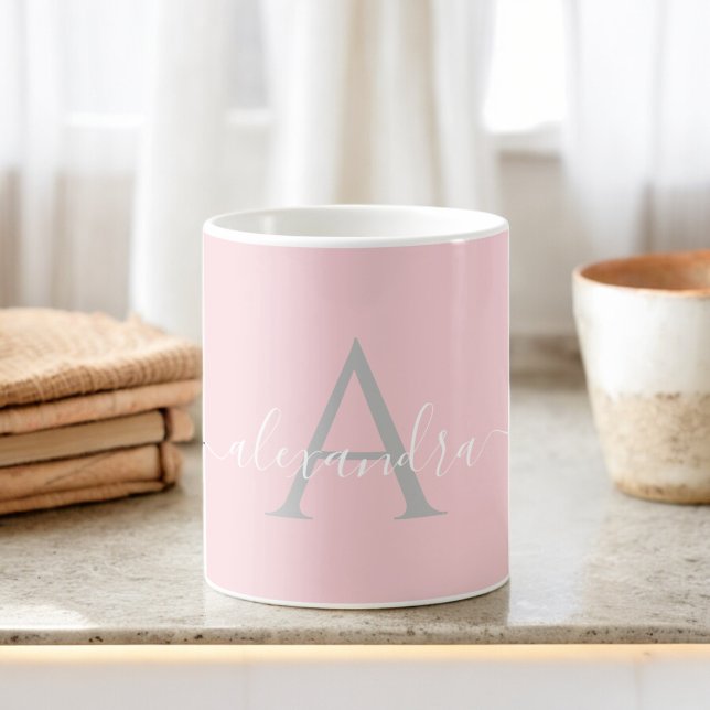 Caneca De Café Em Dois Tons Nome Inicial Monograma Branco Rosa Elegante Script (Criador carregado)