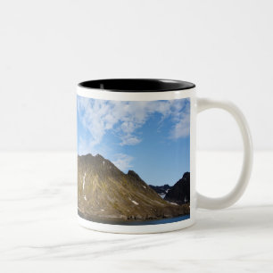 Caneca De Café Em Dois Tons Noruega, Svalbard, Nuvens acima de penhascos íngre