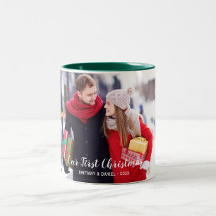 Caneca De Café Em Dois Tons Nossa Primeira Casal de Natal Foto Verde Branco