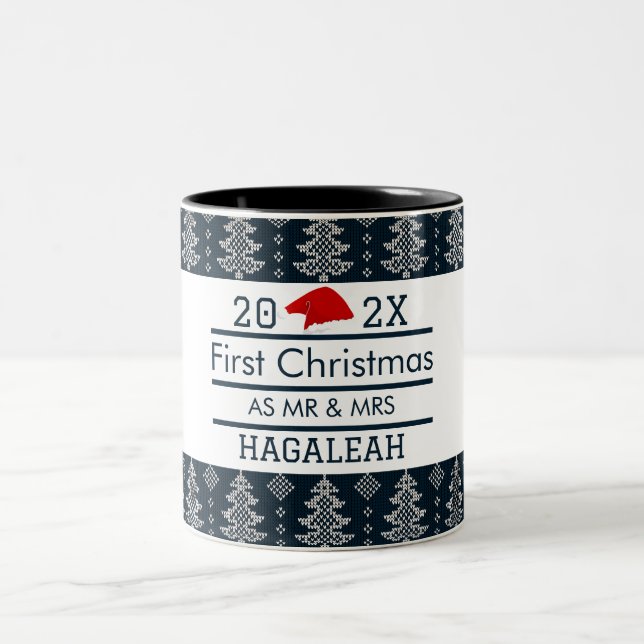 Caneca De Café Em Dois Tons Nosso Primeiro Natal como Sr. e Sra. Newlywing (Centro)
