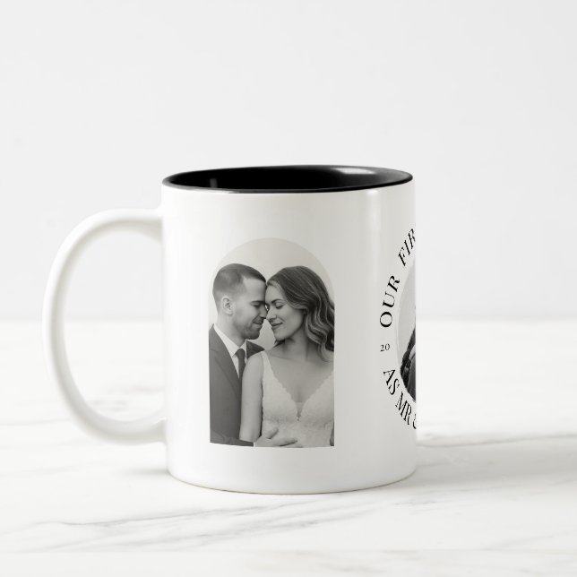Caneca De Café Em Dois Tons Nosso Primeiro Natal como Sr. & Sra. - Três-Foto (Esquerda)