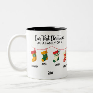 Caneca De Café Em Dois Tons Nosso Primeiro Natal como uma família de 4 nomes p