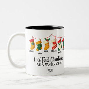 Caneca De Café Em Dois Tons Nosso Primeiro Natal como uma família de 6 nomes p