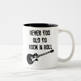 Caneca De Café Em Dois Tons Nunca demasiado velho para balançar o rolo de N