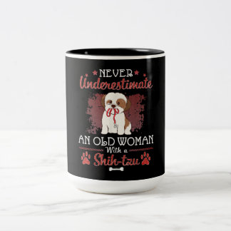 Caneca De Café Em Dois Tons Nunca Subestime Uma Mulher Velha Com Um Shih Tzu