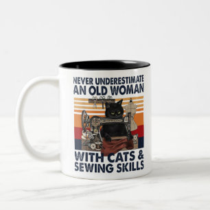 Caneca De Café Em Dois Tons Nunca subestime uma velha mulher com gatos e neve