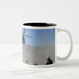 Caneca De Café Em Dois Tons Nuvens de poeira chutadas pela lavagem do rotor
